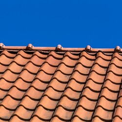 Pred výberom krytina na strechu je potrebné zvážiť niekoľko faktorov, aby sa zabezpečila vhodná a najlepšia voľba.